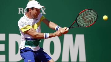 El tenista español Pablo Roberto Bautista Agut devuelve una bola al georgiano Nikoloz Basilashvili durante el partido de primera ronda del Torneo Masters 1.000 de Montecarlo.