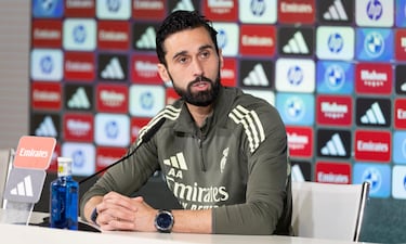 Arbeloa: “Si alguien no está contento... viene al sofá gris”