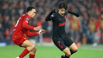 Jo&atilde;o F&eacute;lix controla un bal&oacute;n ante el Liverpool.