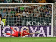 Lunin salvó así un tiro de Antony.