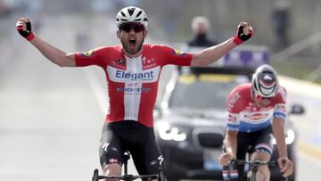 Kasper Asgreen celebra su triunfo en el Tour de Flandes por delante de Van der Poel.