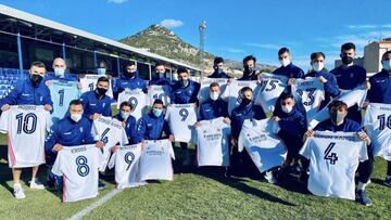 El Madrid regala camisetas a la plantilla del Alcoyano tras la Copa