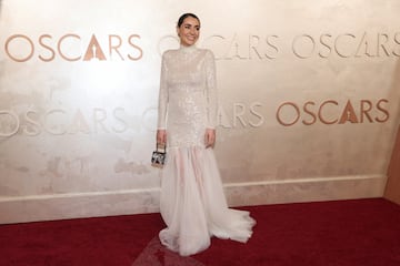 Sarah Nuth posa en la alfombra roja del Dolby Theatre.