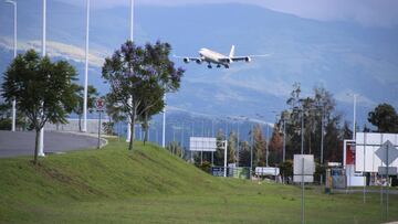 AME6893. QUITO (ECUADOR), 21/03/2020.- Un avión de Iberia aterriza este sábado, para repatriar mañana a más de 350 turistas españoles y residentes en España, en el aeropuerto Mariscal Sucre de Quito (Ecuador). Grupos de españoles en Ecuador comenzaron a llegar a Quito este sábado en vísperas de que el domingo puedan volar a Madrid en un vuelo de Iberia y tras el bloqueo a un avión de la compañía el miércoles en Guayaquil, incidente que se produjo en el contexto del estado de emergencia sanitaria por el coronavirus. EFE/ Elías L. Benarroch