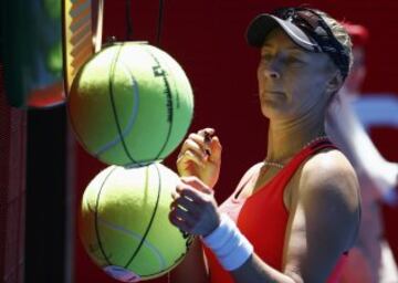 La croata Mirjana Lucic-Baroni firma aut¨®grafos tras ganar su partido de cuartos a la chea Karolina Pliskova.