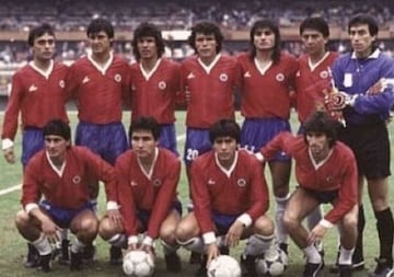 Contreras, abajo y tercero de izquierda a derecha, en la Roja subcampeona de Copa América en 1987.