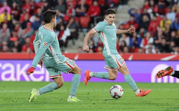 Oblak buscó a Giuliano Simeone en largo tras un córner en contra y el argentino arrancó con fe para chocar con Maffeo y llevarse el balón. En el mano a mano optó por contemporizar a la izquierda y cedérsela a Julián Álvarez, que marcó a placer.




