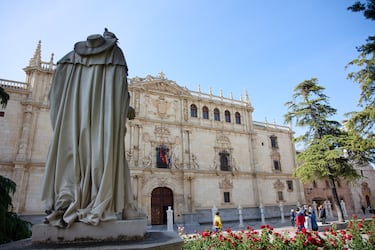 El rey Sancho IV de Castilla aprobó el “Studium Generale” de Alcalá de Henares en 1293 y el exalumno de la institución, el Cardenal Cisneros, fundó en 1499 la universidad histórica. En 1836 se trasladó a la ciudad de Madrid convirtiéndose en lo que hoy se conoce como la Universidad Complutense. Cisneros quiso que la universidad alcalaína albergara las corrientes renacentistas y humanistas de la Europa de la Edad Moderna convirtiéndola en la sede del Siglo de Oro español. Las primeras enseñanzas que se impartieron estaban relacionadas con la formación religiosa, el Derecho Canónico y las Artes. Por sus aulas pasaron ilustres de la talla de Lope de Vega, Francisco de Quevedo, Pedro Calderón de la Barca, Antonio de Nebrija, San Juan de la Cruz y Gaspar Melchor de Jovellanos, entre muchos otros.
