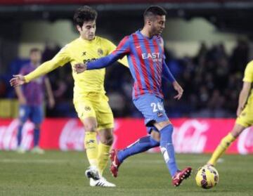 El centrocampista del Levante Víctor Camarasa se escapa de Manuel Trigueros.