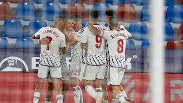 Los jugadores del Mirandés celebran el primer tanto ante el Levante.