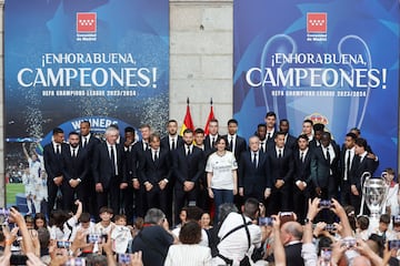 Jugadores y cuerpo técnico del Real Madrid posan para la foto de familia junto a la presidenta de la Comunidad, Isabel Díaz Ayuso.