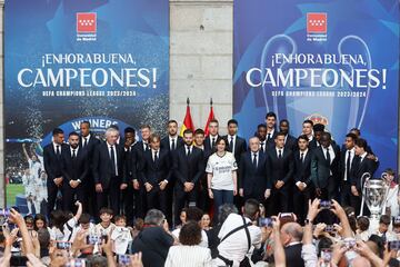 Jugadores y cuerpo t¨¦cnico del Real Madrid posan para la foto de familia junto a la presidenta de la Comunidad, Isabel D¨ªaz Ayuso.