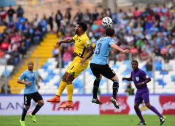 Giles Barnes y Diego Godin.