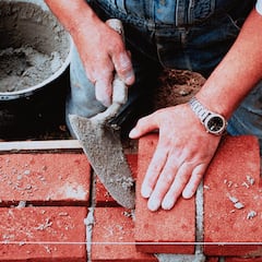 Le conceden casi 3.000 euros de pensión a un albañil con cirrosis, la Seguridad Social reclama y la Justicia actúa: puede trabajar en ‘otros oficios’