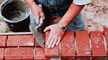 Le conceden casi 3.000 euros de pensión a un albañil con cirrosis, la Seguridad Social reclama y la Justicia actúa: puede trabajar en ‘otros oficios’