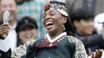 <strong>GANADORA.</strong>La estadounidense se ríe al mirarse en el espejo, tras ganar el Torneo de Seúl y, ver cómo le sienta el traje típico surcoreano.