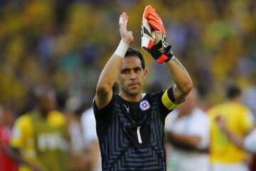 Claudio Bravo se despide de la afición chilena presente en el Estadio Mineirao-