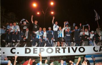La plantilla del Deportivo celebra el título de Liga después de teñirse el pelo de rubio