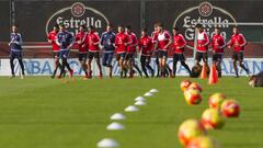 La plantilla del Celta corre en grupo alrededor del campo de entrenamiento de A Madroa. 