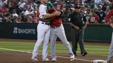 Phoenix (United States), 12/03/2023.- Paul Goldschmidt (L) of the US greets Randy Arozarena of Mexico at first base during the Mexico vs USA Pool C game of the 2023 World Baseball Classic at Chase Field in Phoenix, Arizona, USA, 12 March 2023. (Estados Unidos, Fénix) EFE/EPA/Rick D'Elia
