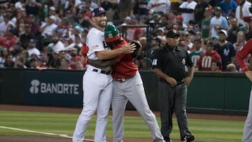 Phoenix (United States), 12/03/2023.- Paul Goldschmidt (L) of the US greets Randy Arozarena of Mexico at first base during the Mexico vs USA Pool C game of the 2023 World Baseball Classic at Chase Field in Phoenix, Arizona, USA, 12 March 2023. (Estados Unidos, Fénix) EFE/EPA/Rick D'Elia
