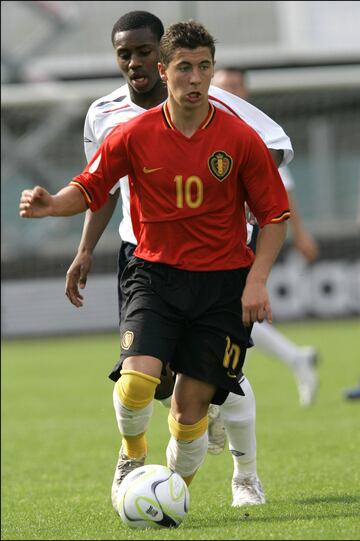 El 18 de noviembre de 2008, fue convocado por la selecci¨®n absoluta de B¨¦lgica, para un partido contra Luxemburgo debutando en el minuto 67 y convirti¨¦ndose en el octavo jugador m¨¢s joven en la historia de la selecci¨®n belga, jugando con tan s¨®lo 17 a?os y 316 d¨ªas de edad.