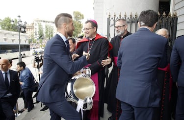 Los jugadores del Real Madrid llegan a la Catedral de La Almudena para ofrecer la Copa de Europa conseguida el día de ayer en Kiev tras vencer por 3 goles a 1 al Liverpool 