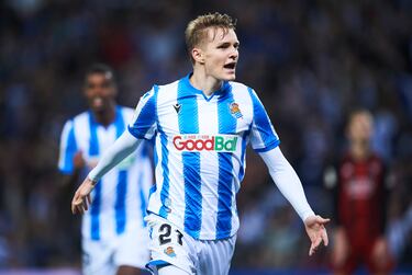 El noruego llegó cedido a la Real en el verano de 2019. Llegó como una de las grandes promesas, ya que el joven futbolista de 16 años que fichó por el Real Madrid en 2015 por fin iba a aparecer en LaLiga. Rompió con todas las expectativas y se lució mostrando su calidad al mundo. Los siete goles y nueve asistencias del llamado ‘Martintxo’ ayudaron al club ‘Txuri-urdin’ a posicionarse en puestos de Europa League y ganar la Copa del Rey, aunque él no llegó a disputar la final, debido a que se celebró un año después por el COVID-19. Como la cesión era de dos años, en Anoeta estaban deseando volver a disfrutar de él, pero los merengues decidieron recuperarlo rompiendo así con el deseo blanquiazul.