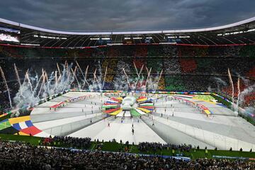 Espectáculo audiovisual en el evento que abre la competición europea en el Alliance Arena en Munich.