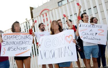 Con tarjetas rojas y pancartas reivindicativas los manifestantes piden la dimisión del presidente de la RFEF, Luis Rubiales.