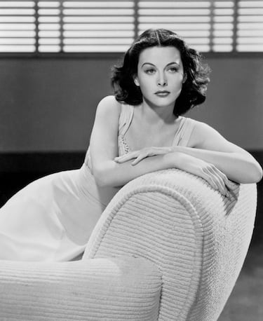 La vienesa Lamarr es más conocida como actriz, pero en realidad fue una brillante inventora. Durante la Segunda Guerra Mundial ofreció sus conocimientos de ingeniera a los aliados y se dio cuenta de que las señales de radio que guiaban a los torpedos eran altamente vulnerables. De esta manera, junto a su amigo, el compositor George Antheil, desarrolló un sistema de guía para torpedos. Utilizaba 88 frecuencias y era capaz de hacer saltar señales de transmisión entre las frecuencias del espectro magnético. Los militares no supieron apreciarlo entonces y no lo usaron hasta la Crisis de los Misiles de 1962, pero su tecnología se utiliza hoy en día para los sistemas de posicionamiento por satélite, como el GPS, y fue, además, el precursor del wifi. En Austria, como homenaje a Lamarr, se celebra el Día del Inventor el 9 de noviembre, fecha de su nacimiento.