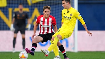 VILLARREAL, SPAIN - APRIL 09: Giovani Lo Celso of Villarreal CF passes the ball away from Alex Petxarroman of Athletic Club during the La Liga Santander match between Villarreal CF and Athletic Club at Estadio de la Ceramica on April 09, 2022 in Villarrea