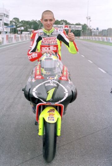 En 1999 Rossi fue campeón después de ganar nueve carreras quedando a 48 puntos del segundo, Tohru Ukawa y a 100 puntos de Capirossi, lo que le vale su ascenso a la máxima categoría. El año anterior en su debut en 250 cc terminaría segundo, a 23 puntos del campeón, su compañero de equipo Loris Capirossi.