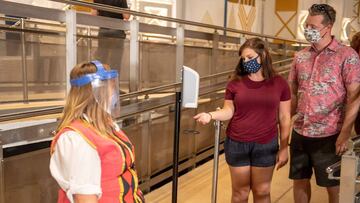 ACOMPAÑA CRÓNICA: CORONAVIRUS DISNEY USA2820. LAKE BUENA VISTA (ESTADOS UNIDOS), 11/07/2020.- Fotografía sin fecha cedida por Disney donde aparecen visitantes con mascarillas lavándose las manos con gel desinfectante antes de entrar a una atracción en el Walt Disney World Resort en Lake Buena Vista, Florida (EEUU). La magia de Disney y de personajes como Mickey Mouse o Jack Sparrow vuelve a brillar en Florida este sábado con la reapertura de dos de los parques temáticos de Orlando, aunque lo hace opacada por la creciente amenaza de la COVID-19. EFE/Kent Phillips/Disney /SOLO USO EDITORIAL /NO VENTAS