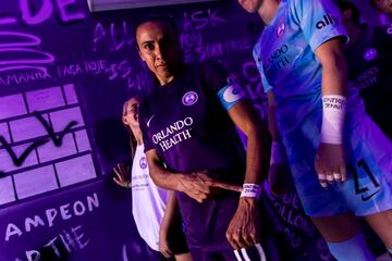 La delantera del Orlando Pride, máxima goleadora en la historia de los mundiales, señala su muñequera con el mensaje Contigo Jenni, en apoyo a la delantera española.