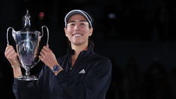 Garbiñe Muguruza festeja con el trofeo del WTA Finals