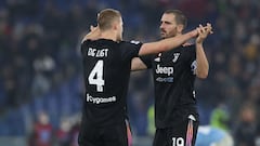 ROME, ITALY - NOVEMBER 20: Leonardo Bonucci embraces Matthijs de Ligt of Juventus after their sides victory in the Serie A match between SS Lazio and Juventus at Stadio Olimpico on November 20, 2021 in Rome, Italy. (Photo by Paolo Bruno/Getty Images)