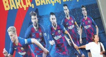 Cartel publicitario del Barça con la figura de Messi en el centro.