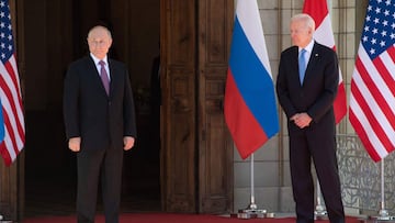 (FILES) In this file photo taken on June 16, 2021 US President Joe Biden (R) and Russian President Vladimir Putin arrive for a US-Russia summit at Villa La Grange in Geneva. - US President Joe Biden has agreed in principle to a meeting with his Russian co