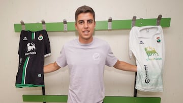 El capitán del Racing, Íñigo Sáinz-Maza, posa para AS con las nuevas equipaciones.