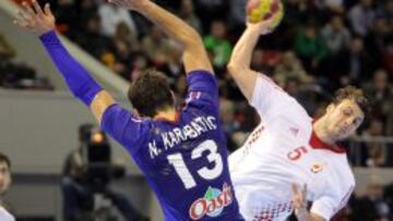 El pivote de Croacia, Domagoj Duvnjak (d), lanza ante la defensa del jugador de la selección de Francia, Nikola Karabatic, en el partido de cuartos del Mundial.