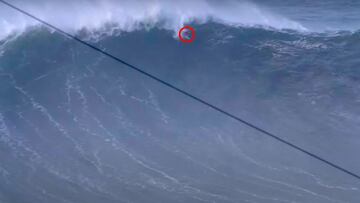 El bodyboarder Pedro Levi en el labio de una ola gigante en Nazar&eacute;, a punto de realizar el drop, en marzo del 2021. 