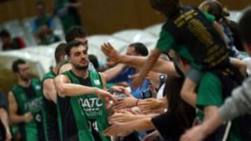 Los jugadores del FIATC Joventut celebran con su público el paso al playoffs tras vencer al UCAM Murcia.
