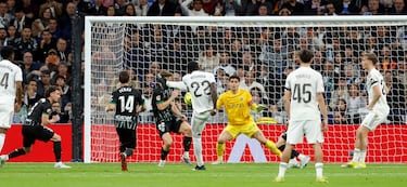 1-0. Falta indirecta que toca Vinicius a Federico Valverde, el uruguayo lanza un misil con la derecha y despeja como puede Matías Dituro. Tras varios rechaces en el área ilicitana, el balón le cae a Antonio Rüdiger que remata según le llega para anotar el primer tanto.