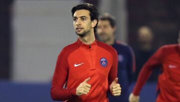 Paris Saint-Germain's Argentinian midfielder Javier Pastore takes part in a winter training camp in the Qatari capital Doha on December 21, 2017. / AFP PHOTO / KARIM JAAFAR