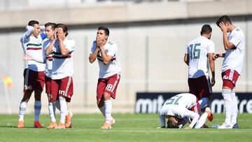 México lamentando la falla de Mozo en la tanda de penales ante Japón.