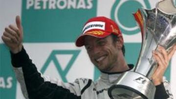 Button repite victoria en medio del diluvio; Alonso, undécimo