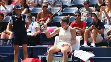 Simona Halep se lamenta durante un descanso en su partido ante Kaia Kanepi en el US Open.