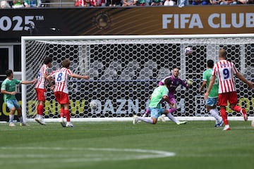 0-1. Giuliano Simeone recibe tras una recuperaci¨®n en el medio del campo, le gana la espalda a la defensa y juega a la frontal del ¨¢rea. Pablo Barrios, que llega desde atr¨¢s, dispara con la derecha, el bal¨®n toca el larguero y se cuela en la porter¨ªa de Stefan Frei.