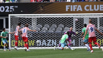0-1. Giuliano Simeone recibe tras una recuperación en el medio del campo, le gana la espalda a la defensa y juega a la frontal del área. Pablo Barrios, que llega desde atrás, dispara con la derecha, el balón toca el larguero y se cuela en la portería de Stefan Frei.